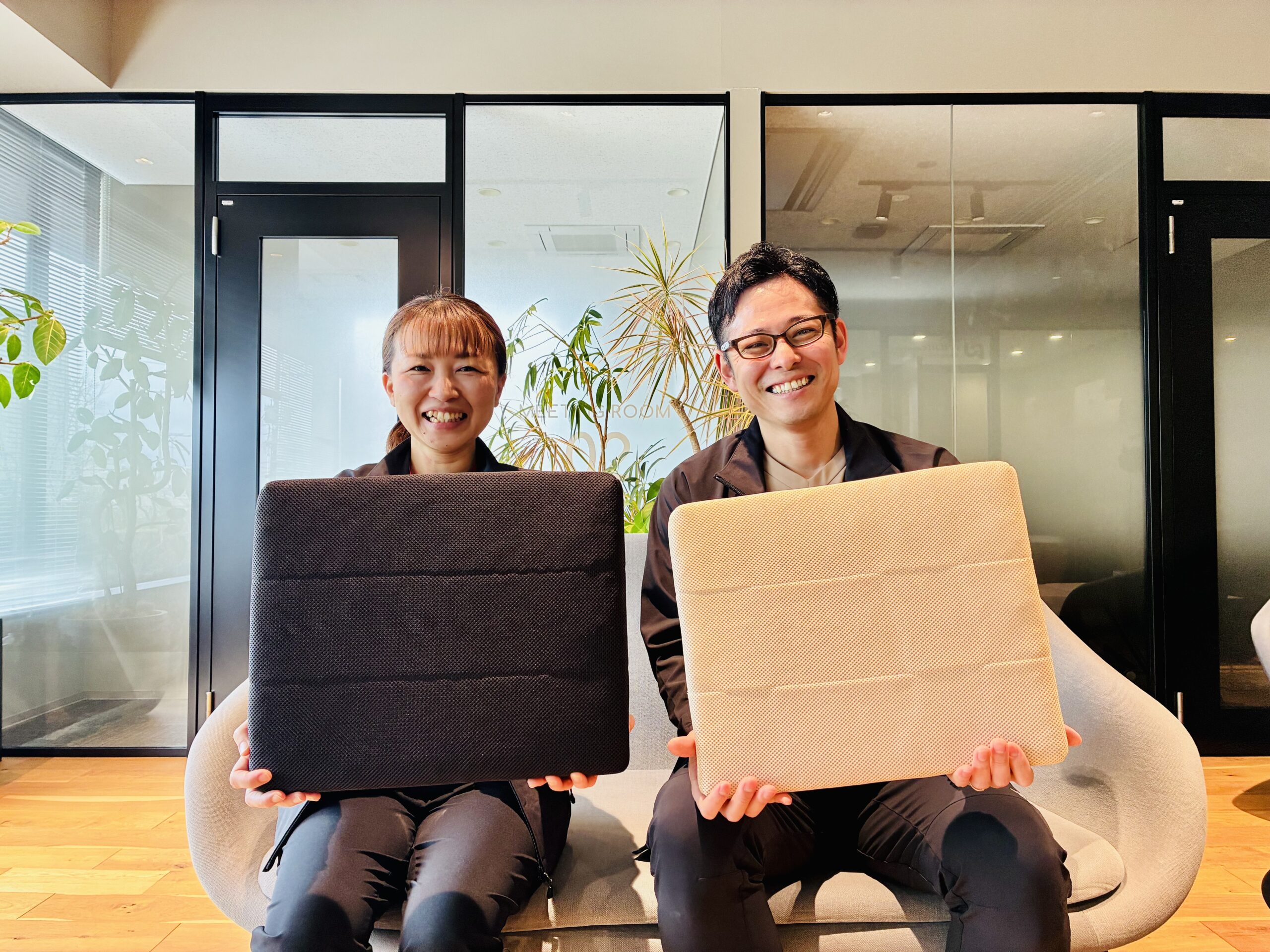 【発売】新商品「ヘルンさん 座ってごしない」 写真